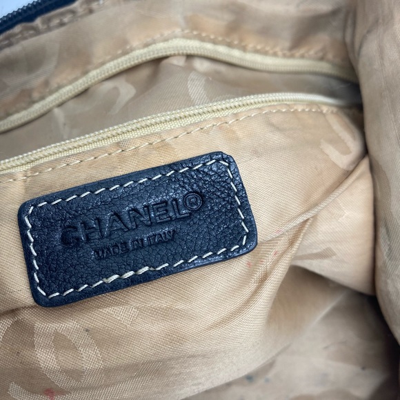 Authentic vintage Chanel leather hobo purse - Picture 9 of 11